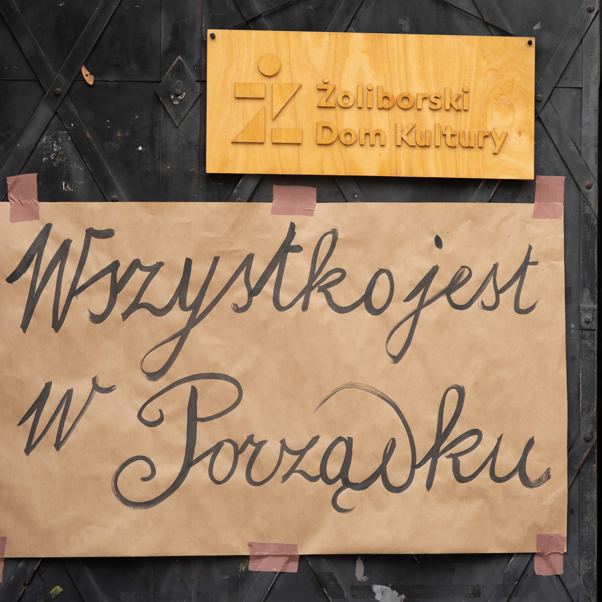 napis na drzwiach: Wszystko jest w porządku
